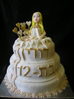 עוגת בת מצווה בשלוש קומות דורין יוצאת מתוך העוגה